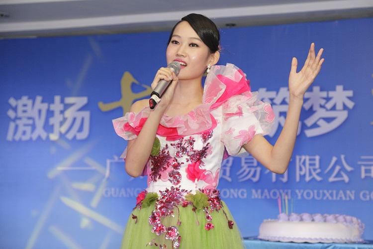 慶生儀式，女歌手領(lǐng)唱明天會更好